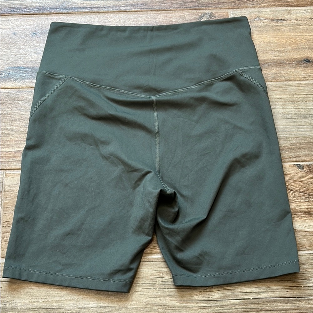 Girlfriend Collective Olive Bike Shorts - Picture 4 of 7